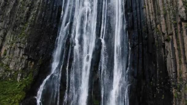 高山瀑布 清澈的水流流过黑色陡峭的悬崖 两侧有尖锐的岩石和小灌木丛的空中景观 Elbrus地区的Terskol瀑布 — 图库视频影像