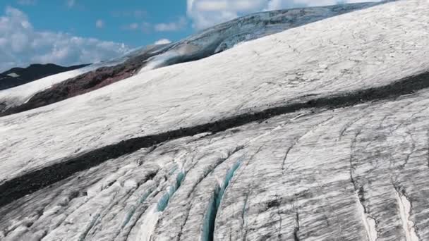 Mavi Bulutlu Yüksek Yamaçlar Gölgeler Uzun Derin Çatlaklar Dağ Tepelerinde — Stok video