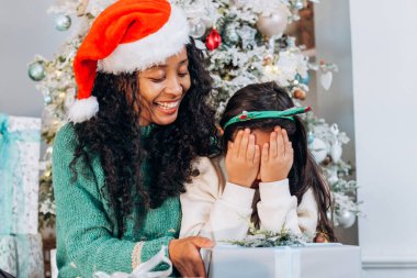 Siyah anne Noel hediyesiyle kızını şaşırtıyor.