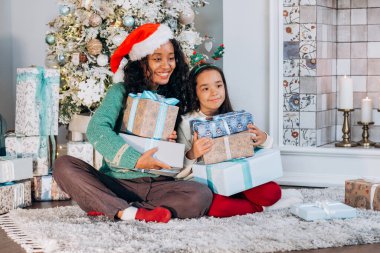 Esmer kız ve siyah anne açık Noel hediyeleri