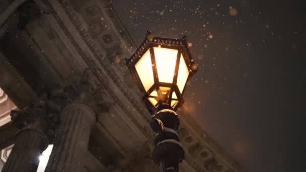 Vintage street lamp at night with snowfall in slow motion — Stock Video