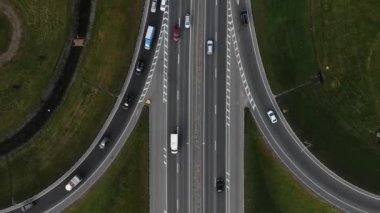 Otomobiller çok katlı otoyol boyunca yüksek hızda sürüyorlar