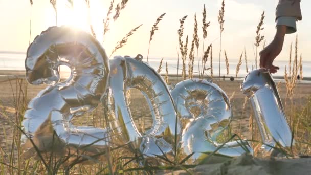 Balon dalam bentuk perubahan digit yang menunjukkan tahun yang akan datang — Stok Video