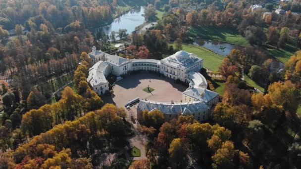 Edificio bianco del palazzo Pavlovsk in parco vicino al fiume — Video Stock