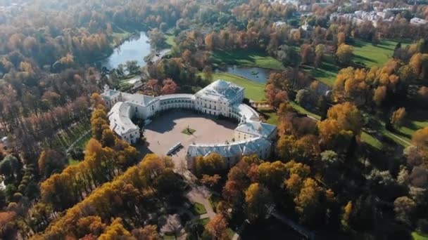 Bílá budova Pavlovského paláce ve velkém podzimním parku — Stock video