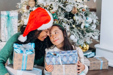 Esmer kız ve siyah anne açık Noel hediyeleri