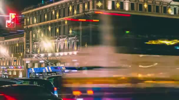 Вечірній час прориву Невського проспекту в Санкт-Петербурзі, автомобілі знаходяться в заторах, Росія, Санкт-Петербург, грудень 2022 — стокове відео