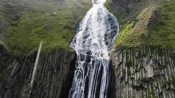 High waterfall with fast water streams flows among cliffs — Stockvideo