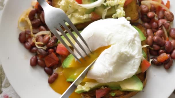 Kniv och gaffel skuren påse ägg på canape med grönsaker — Stockvideo
