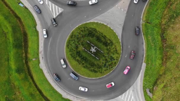 Auta objíždějí velký kruh na venkově — Stock video