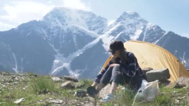 Bayan çorba kaynatıyor, kase içinde çatalla.