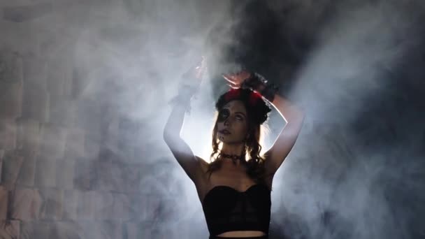 Model met Halloween make-up poses in rook op backlight — Stockvideo