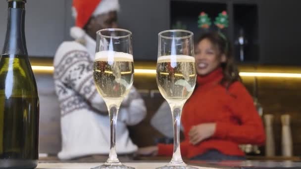Unga svarta par firar jul dricka champagne — Stockvideo