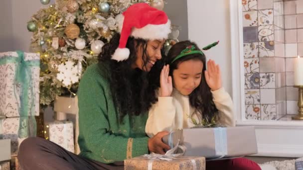 Sort mor overrasker datter med julegave – Stock-video