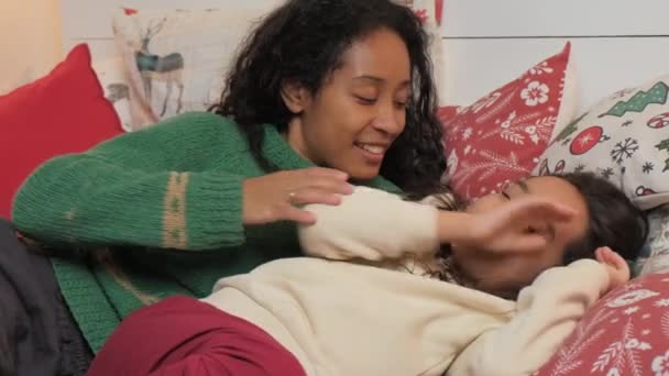 Madre y colegiala se abrazan en la cama en ambiente navideño — Vídeos de Stock