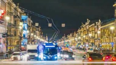 Şehir merkezinde trafik yoğun yol ve neon aydınlatma