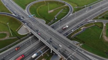 Otomobiller çok katlı otoyol kavşağı boyunca sürüyorlar