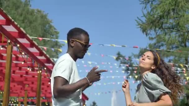 선글라스를 끼고 갈색 머리 여자 춤을 추는 아프리카 계 미국인 남자 — 비디오