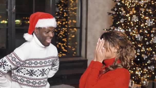 African American man presents Christmas gift to girlfriend — 图库视频影像