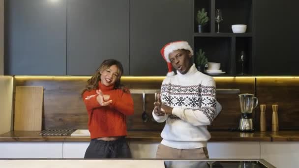 African American couple dances in kitchen in Christmas mood — Αρχείο Βίντεο