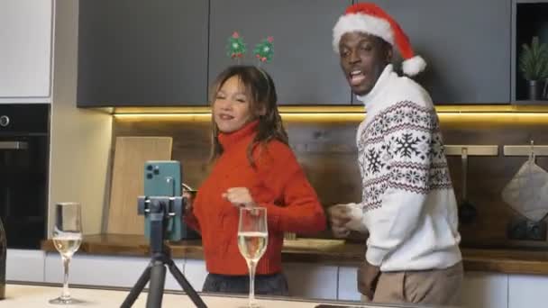 African American couple dances in kitchen filming video — Stockvideo