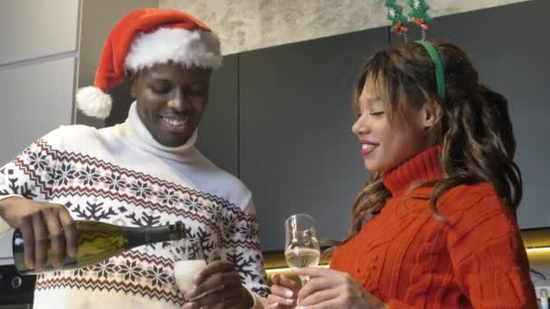 Joven pareja negra celebra la Navidad bebiendo champán — Vídeo de stock