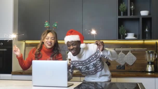 African Americancouple talks via laptop celebrating Christmas — 图库视频影像