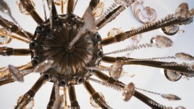 Cam süslemeli avize aydınlatma odasında asılı.