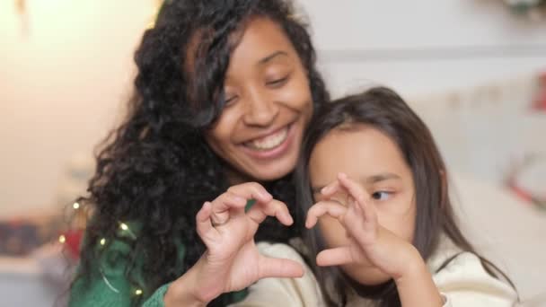 Daughter and black mother show hearts with fingers smiling — Vídeos de Stock