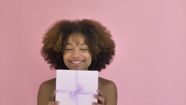 Amazed African American lady holds present box smiling — Stock Video