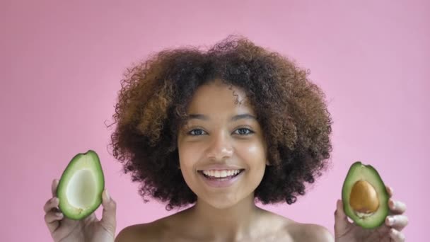 Professional Afro American model poses with avocado halves — Stock video