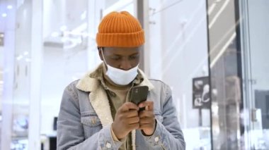 Maske yürüyüşlerinde ve akıllı telefonlarda ciddi alışverişler.