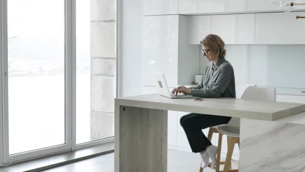 Professionelle Geschäftsfrau mit kurzen Haaren am Laptop — Stockvideo