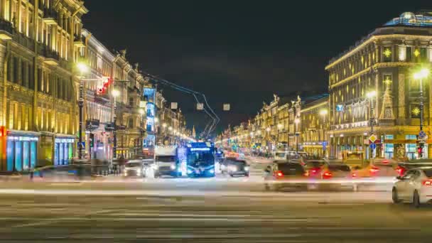 Evening car traffic in the city center at the time lapse intersection — Stockvideo