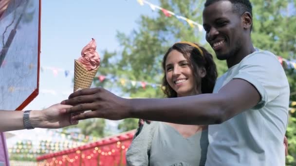 Uomo nero compra coni gelato e dà porzione di bruna — Video Stock