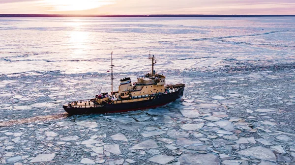 Lodołamacz idzie na morze pośród lodów. — Zdjęcie stockowe