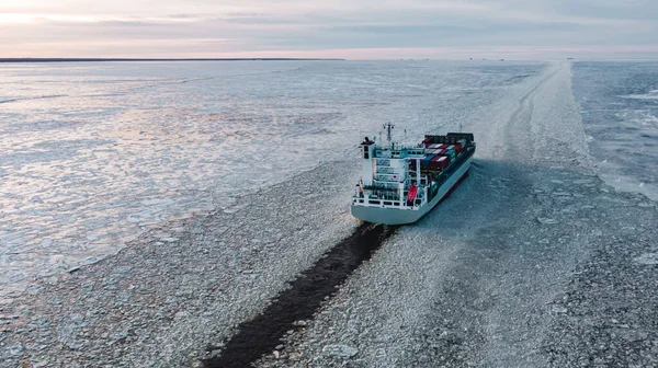 Duży statek morski z kontenerami porusza się w lodzie na morzu. — Zdjęcie stockowe