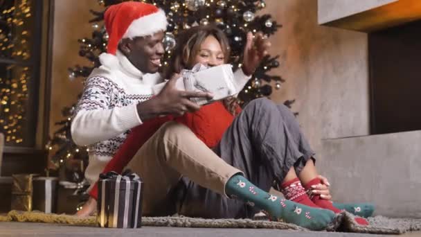 年轻的黑人男人送给女朋友圣诞礼物 — 图库视频影像
