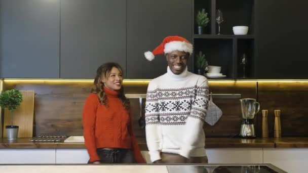 Αστεία αφρικάνικο ζευγάρι που χορεύουν στην κουζίνα μοντέρνους χορούς, διάθεση για το νέο έτος — Αρχείο Βίντεο