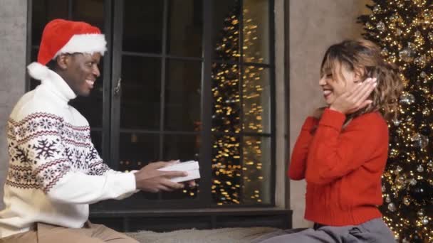 Ragazzo nero presenta cattivo regalo di Natale alla ragazza — Video Stock