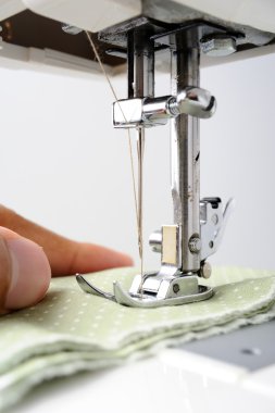 Terzi dikiş makinesinde çalışıyor.
