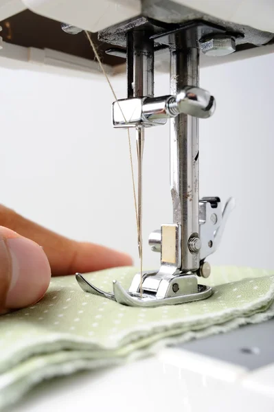 裁缝在缝纫机上工作 — 图库照片