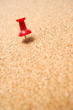 cork board üzerinde kırmızı raptiye