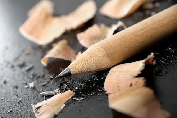 Lápis afiado e aparas de madeira — Fotografia de Stock