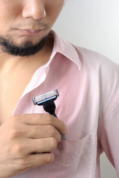 Hombre poner navaja de afeitar al bolsillo —  Fotos de Stock