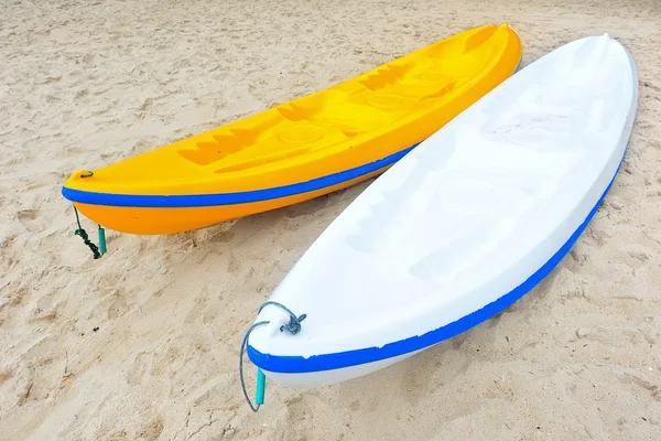 Two kayaks on the beach — Stock Photo, Image