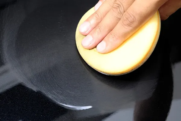 Applying polish on car — Stock Photo, Image