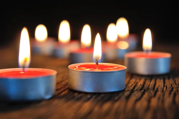 Gruppe brennender Kerzen — Stockfoto