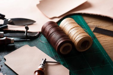 Bitkisel, bronzlaşmış deriyle çalışıyor. Deri ve el işi aletleri..