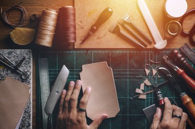 Bitkisel, bronzlaşmış deriyle çalışıyor. Deri ve el işi aletleri..